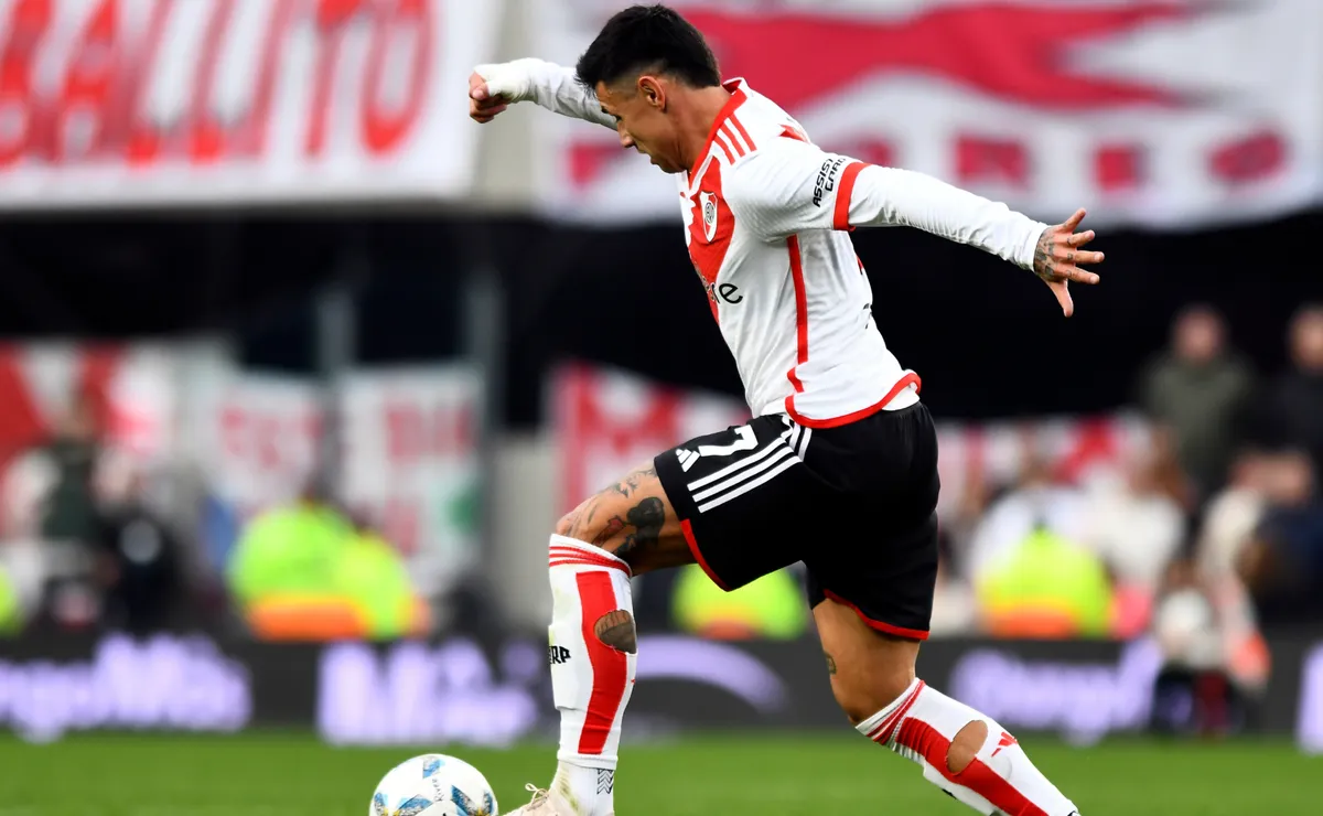 Adam Bareiro con el control del balón en su debut en River.
