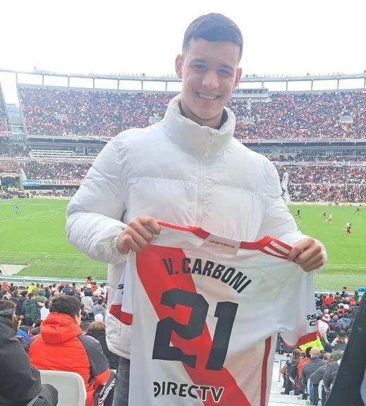 La foto de Valentín Carboni con la camiseta de River.