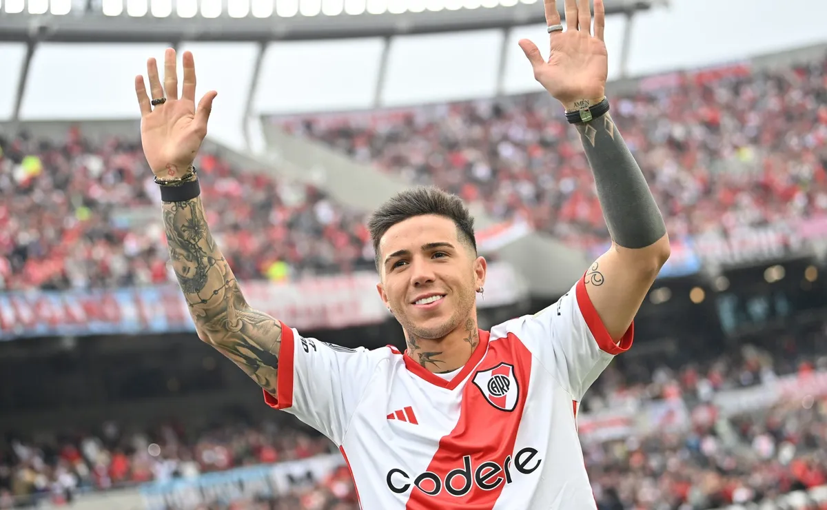 Enzo Fernández presente en el Monumental.