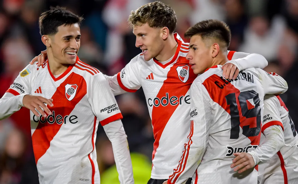 Los jugadores de River celebran un tanto de Colidio.