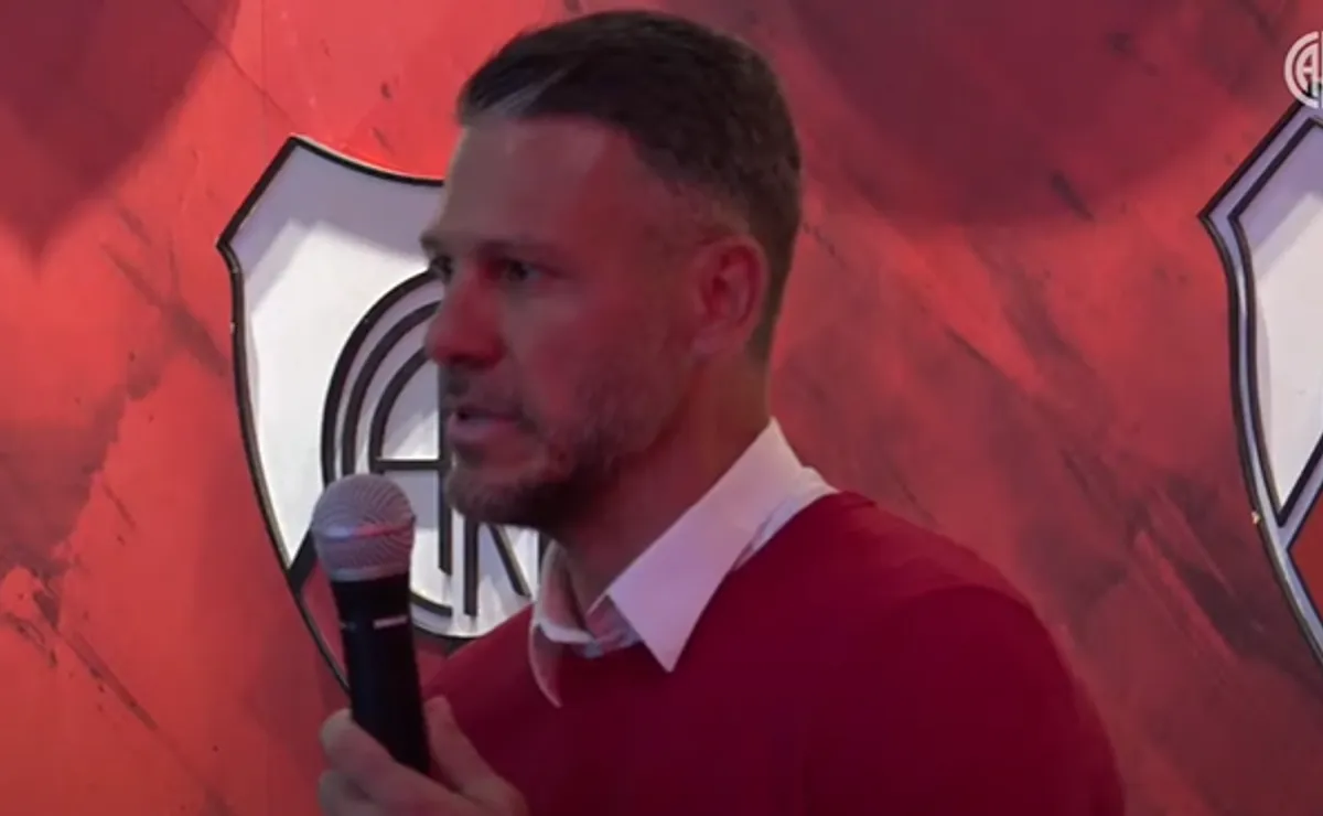 Demichelis no descartó jugar con cinco defensores.
