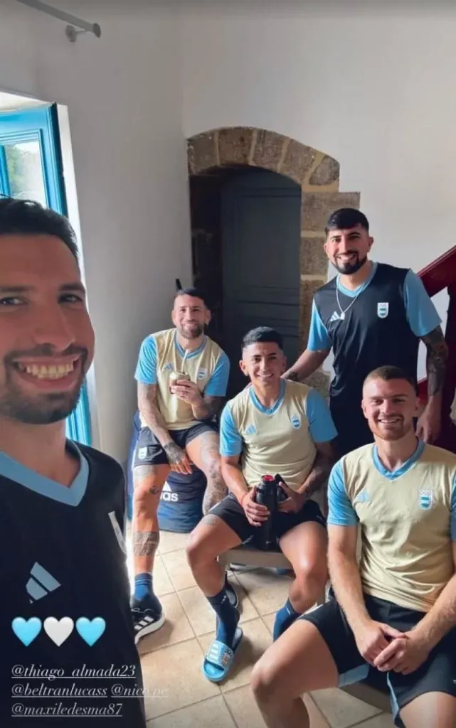 El plantel le dio la bienvenida a Otamendi.