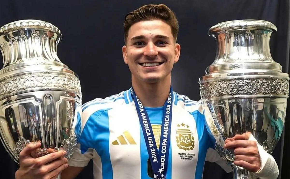 Julián Álvarez sigue llenando las vitrinas con trofeos.