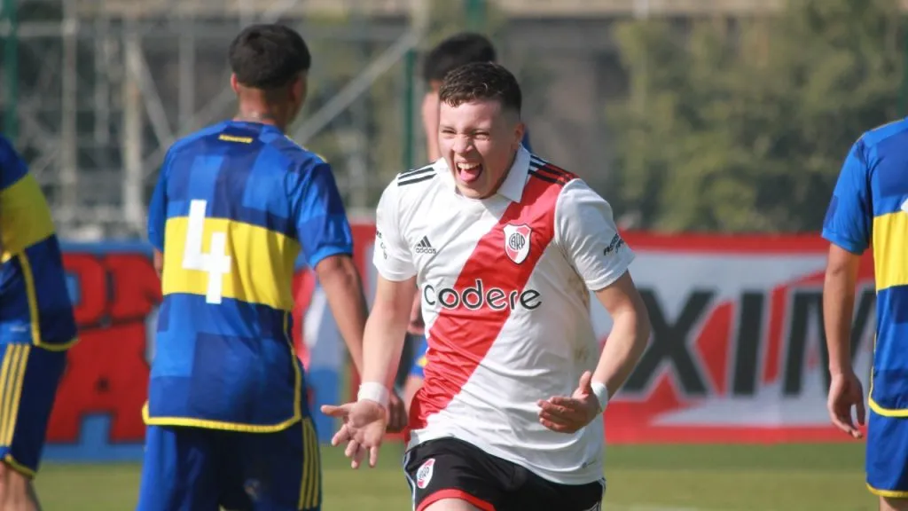 Tobías Goytia celebra su doblete en el superclásico de inferiores (Foto: La Página Millonaria)