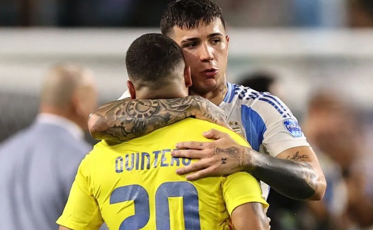 Enzo Fernández consoló a Juan Fernando Quintero.