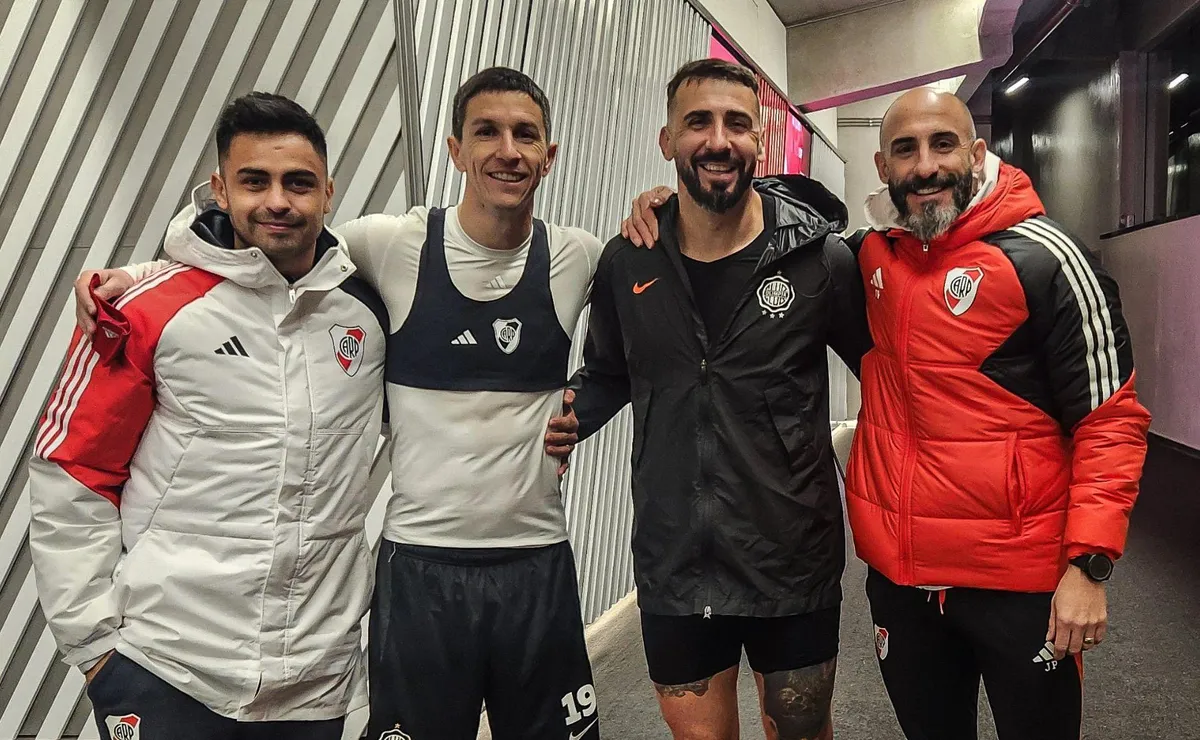 La foto de Pratto con sus viejos compañeros.