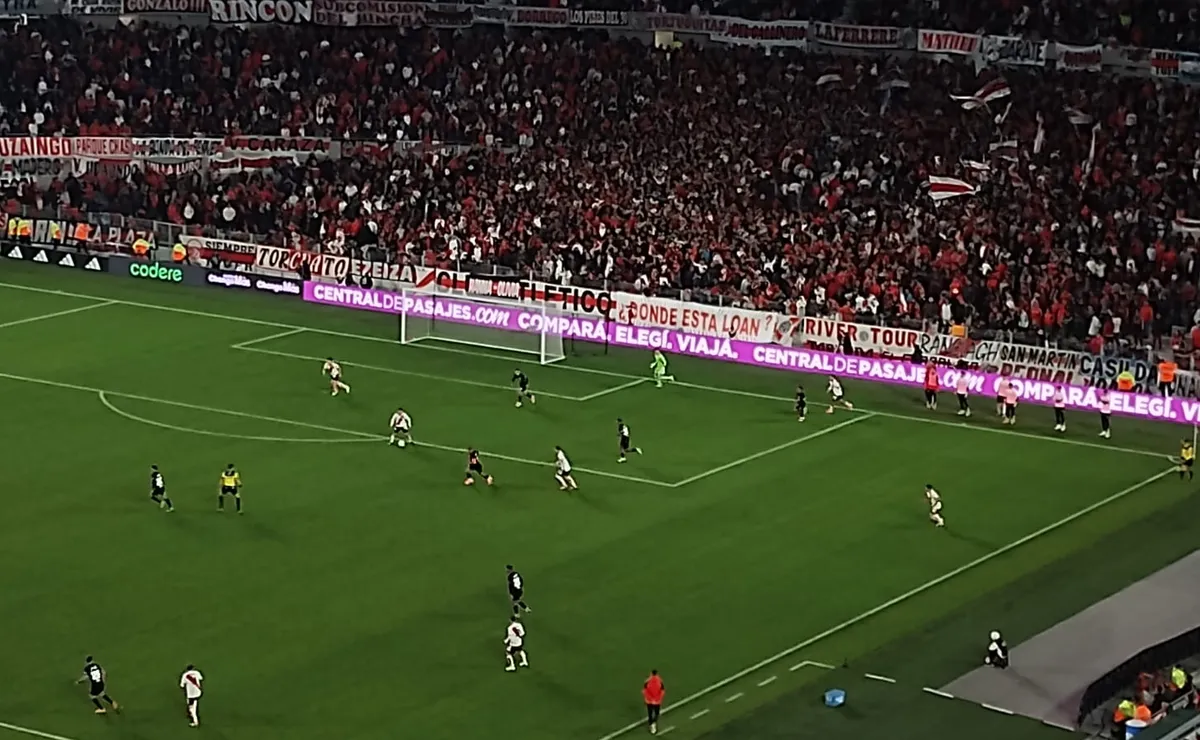 El trapo que colgaron los hinchas de River pidiendo por Loan.