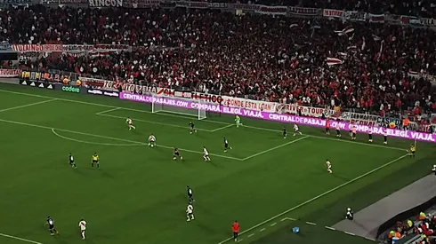 El trapo que colgaron los hinchas de River pidiendo por Loan.