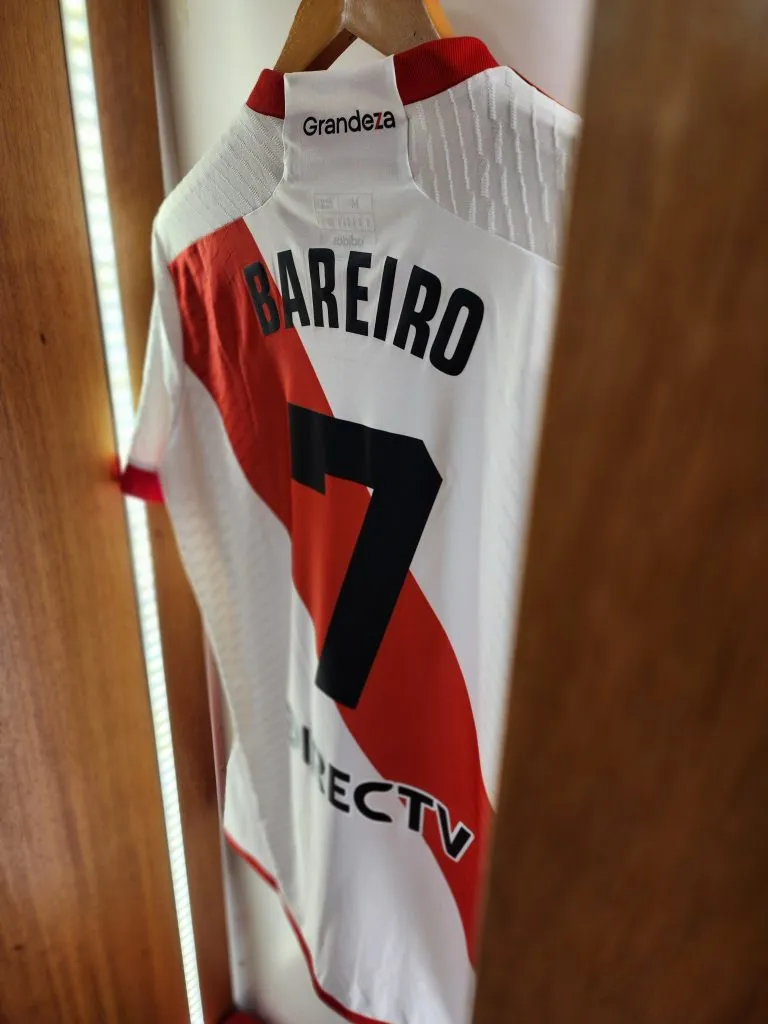 La camiseta de Bareiro lista. (Prensa River)