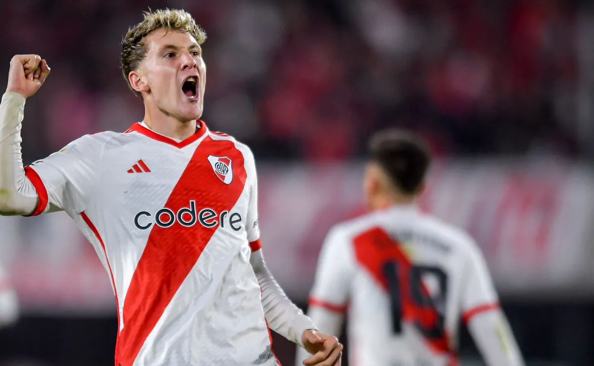 Facundo Colidio festeja un tanto de River.