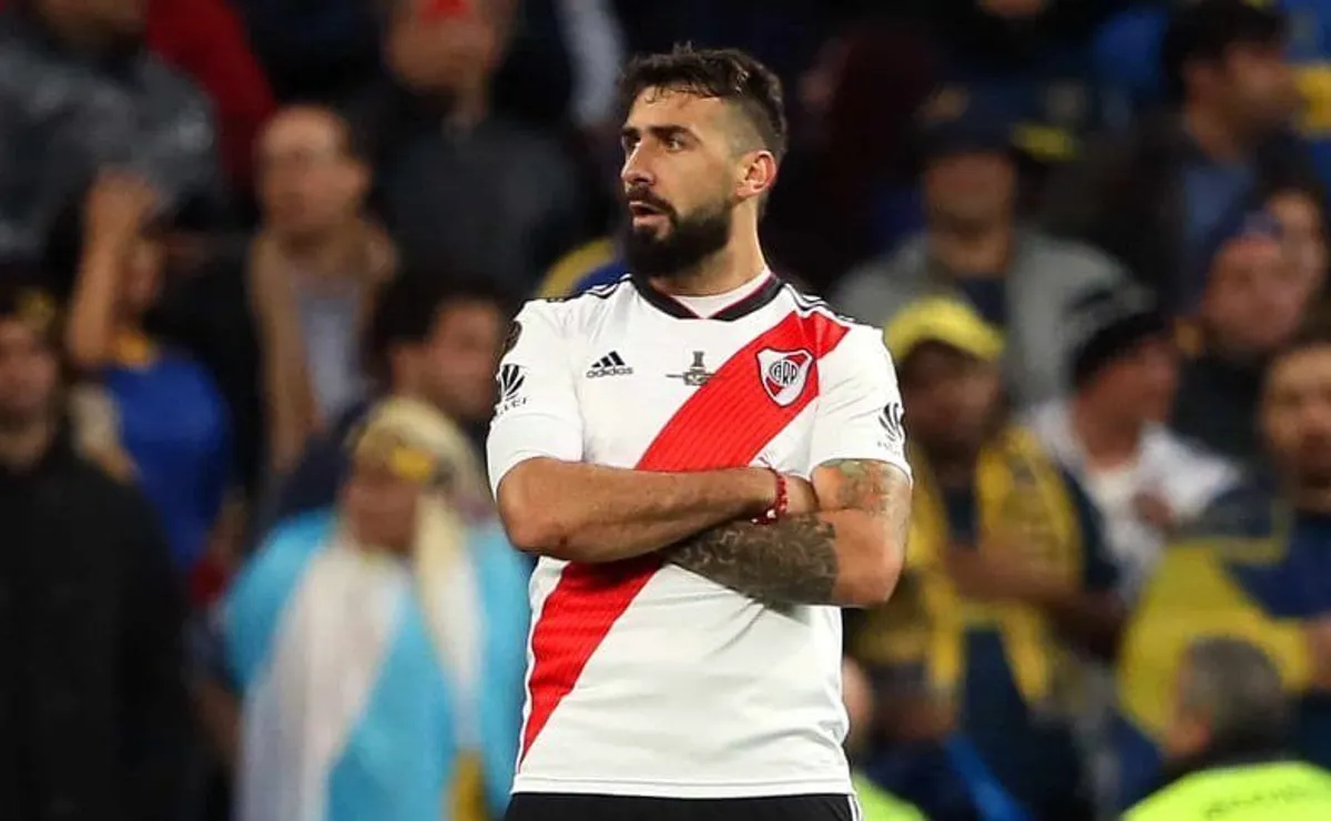 El Oso Pratto vuelve al Monumental y se reencuentra con los hinchas de River.