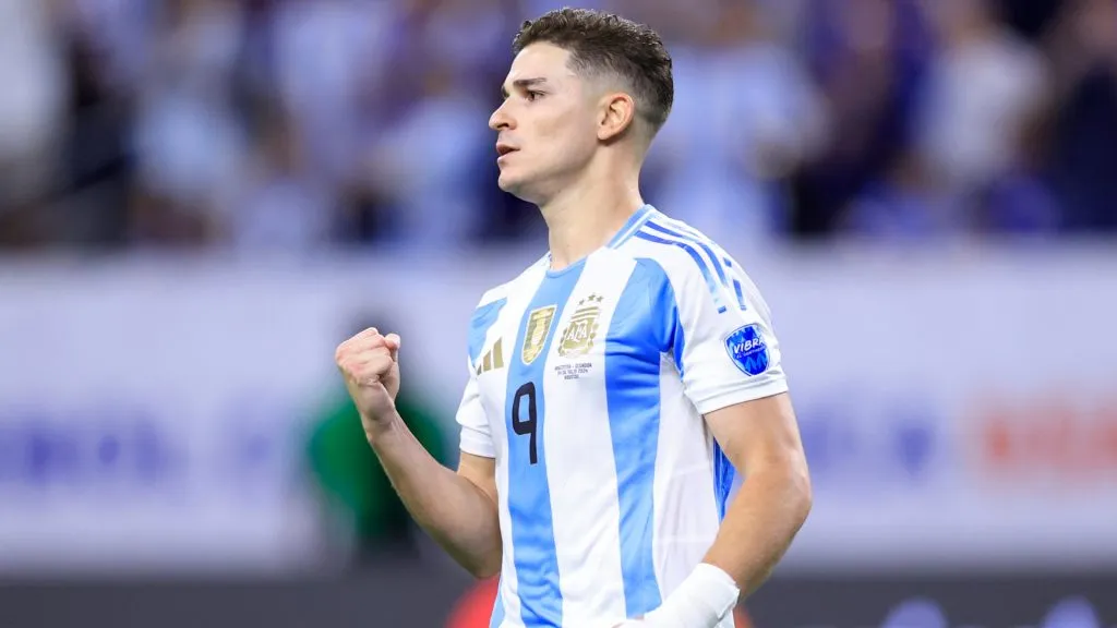 Julián festeja un tanto frente a Canadá.