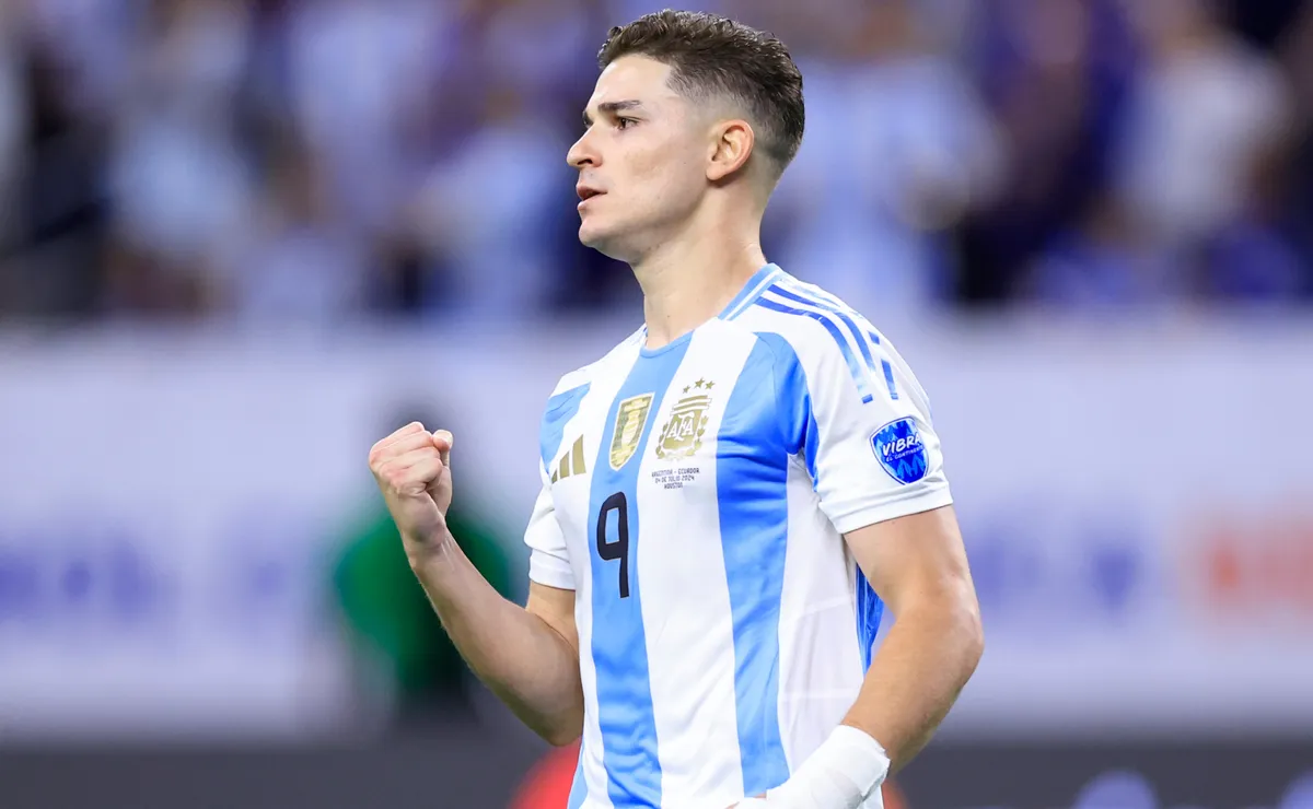 Julián festeja un tanto frente a Canadá.