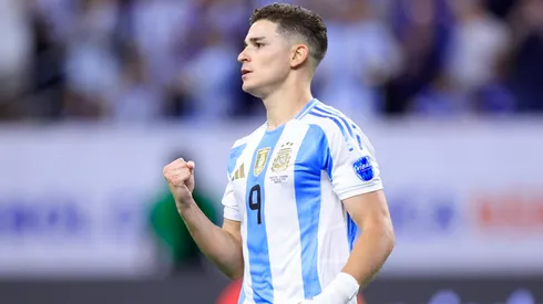 Julián festeja un tanto frente a Canadá.