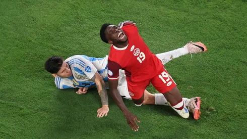 Gonzalo Montiel se barre ante Davies.