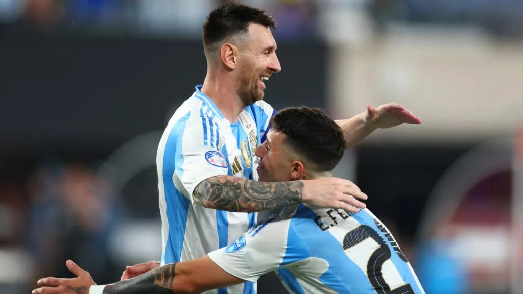 Enzo Fernández abraza a Lionel Messi.