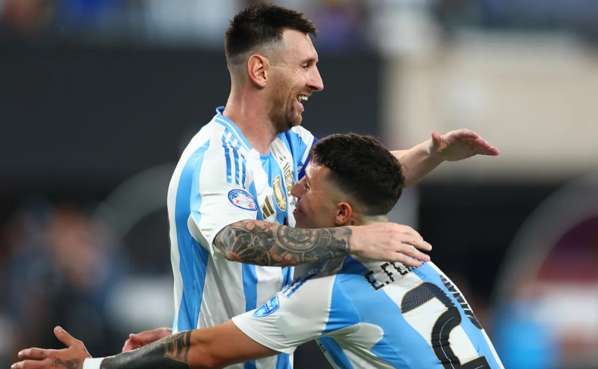 Enzo Fernández abraza a Lionel Messi.