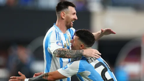 Enzo Fernández abraza a Lionel Messi.
