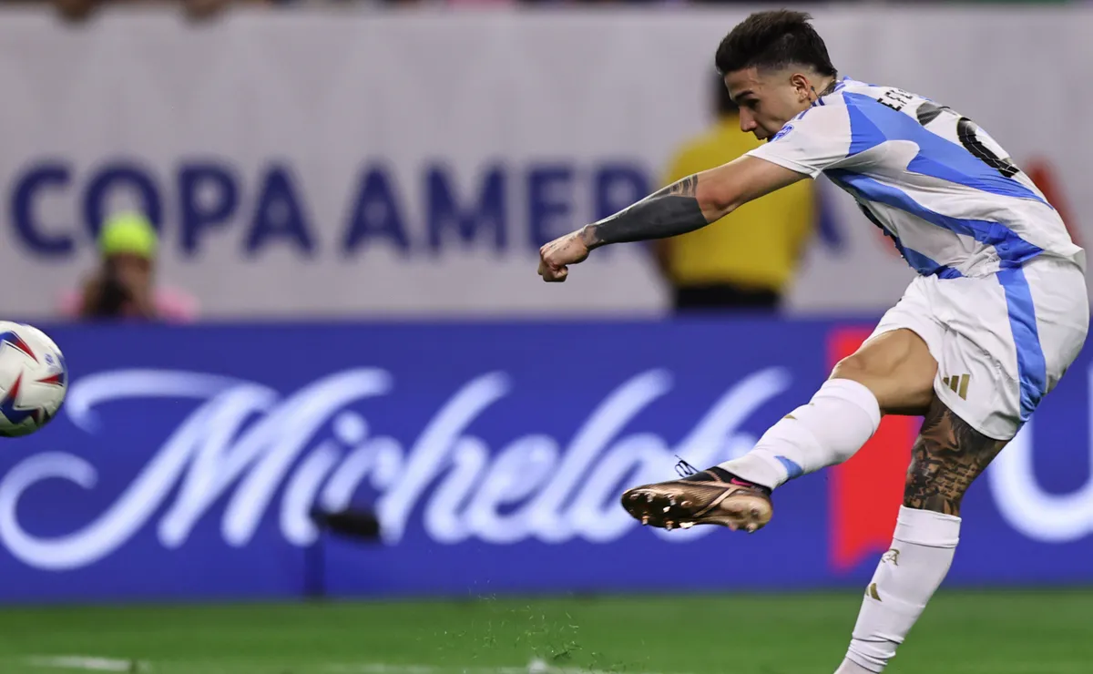 Enzo Fernández remata en la semifinal ante Canadá.