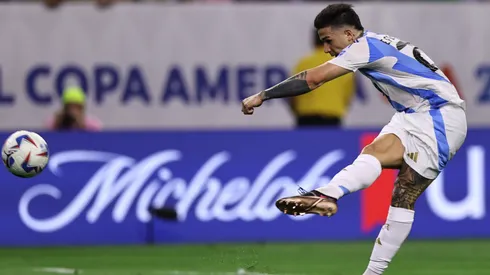 Enzo Fernández remata en la semifinal ante Canadá.