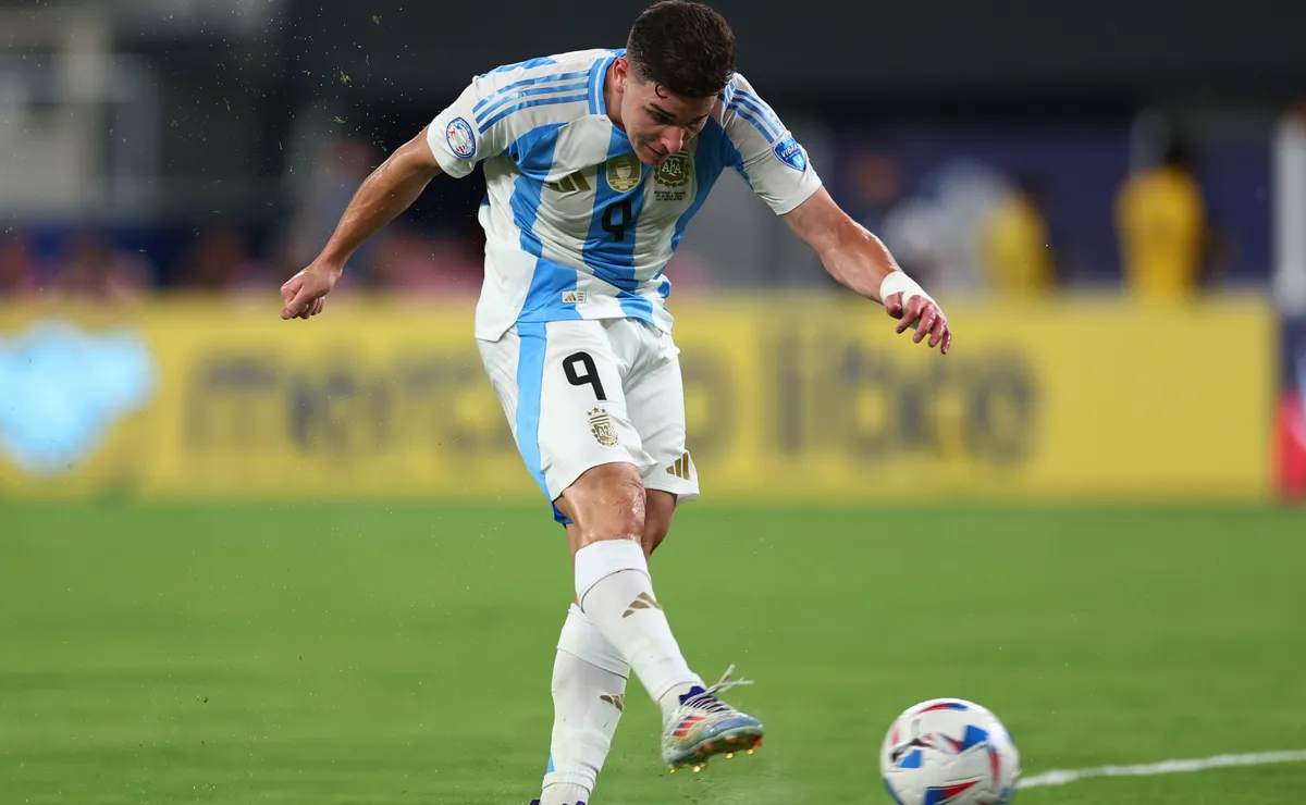 Julián dispara al arco en el juego ante Canadá.
