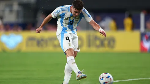 Julián dispara al arco en el juego ante Canadá.