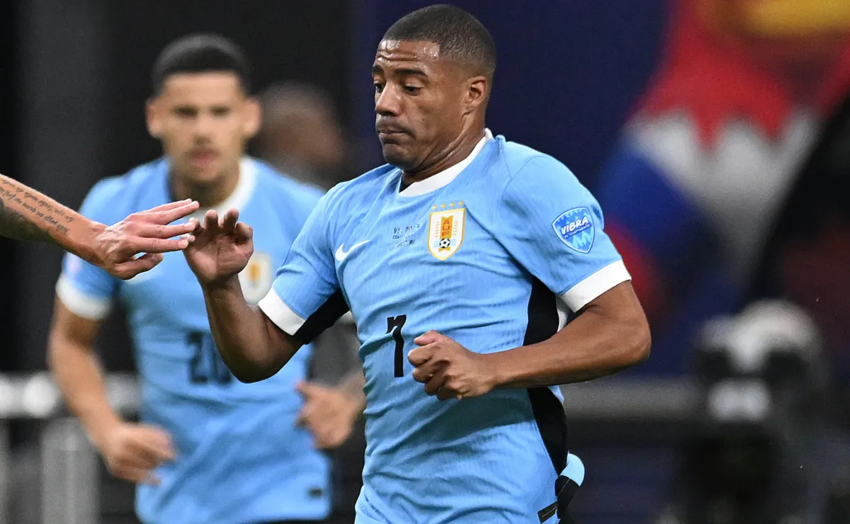 De La Cruz persigue la pelota en Uruguay.