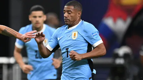 De La Cruz persigue la pelota en Uruguay.