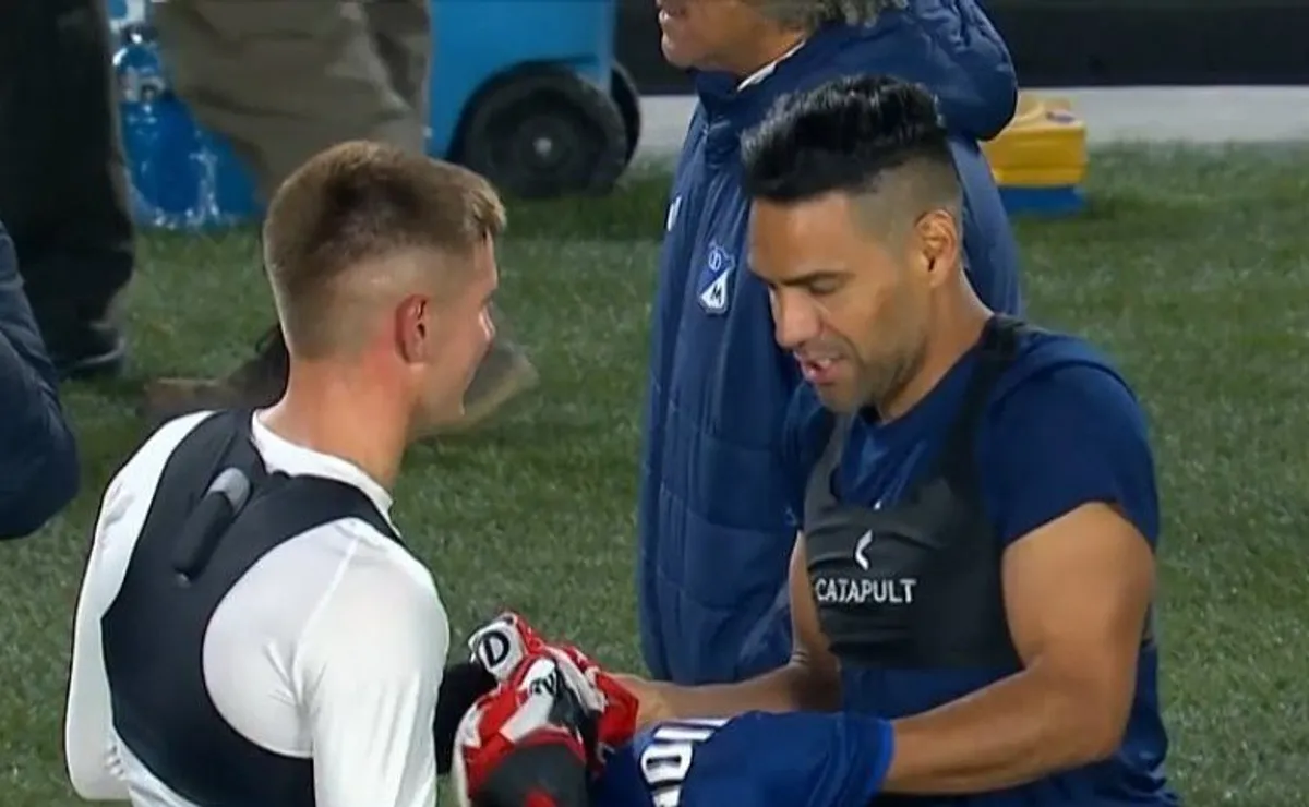 Franco Mastantuono intercambio camisetas con Radamel Falcao