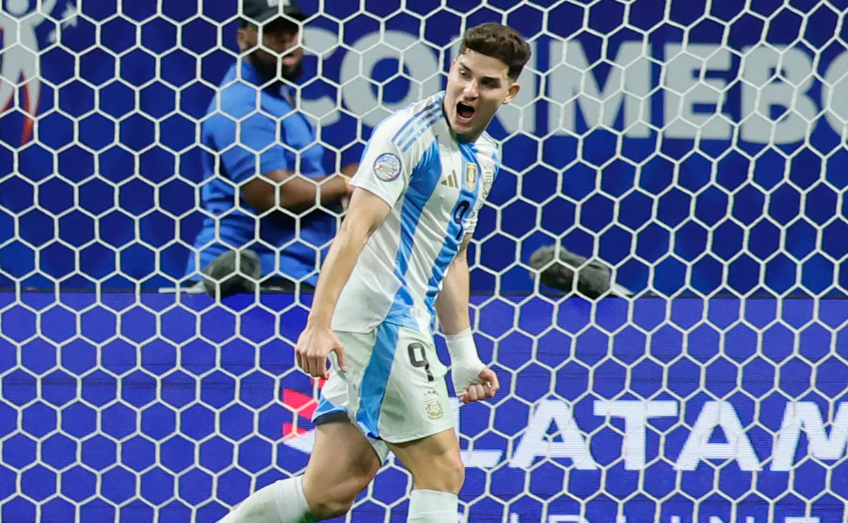 Julián Álvarez festeja el gol de Argentina.