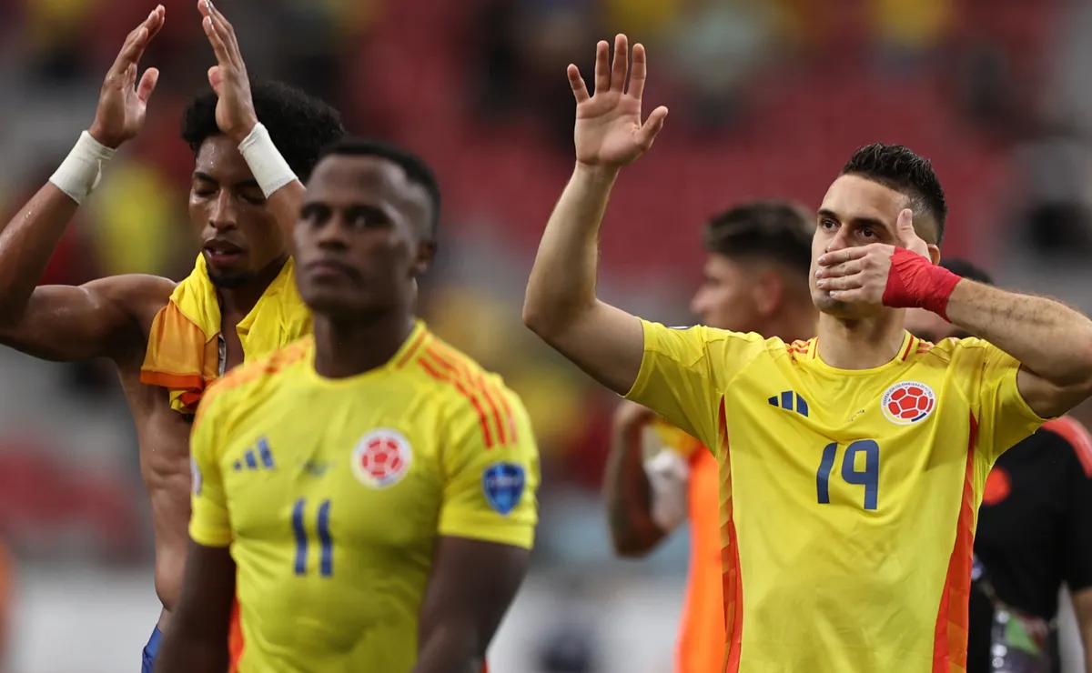 Rafael Santos Borré celebra un triunfo de Colombia.