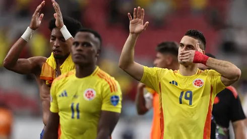 Rafael Santos Borré celebra un triunfo de Colombia.