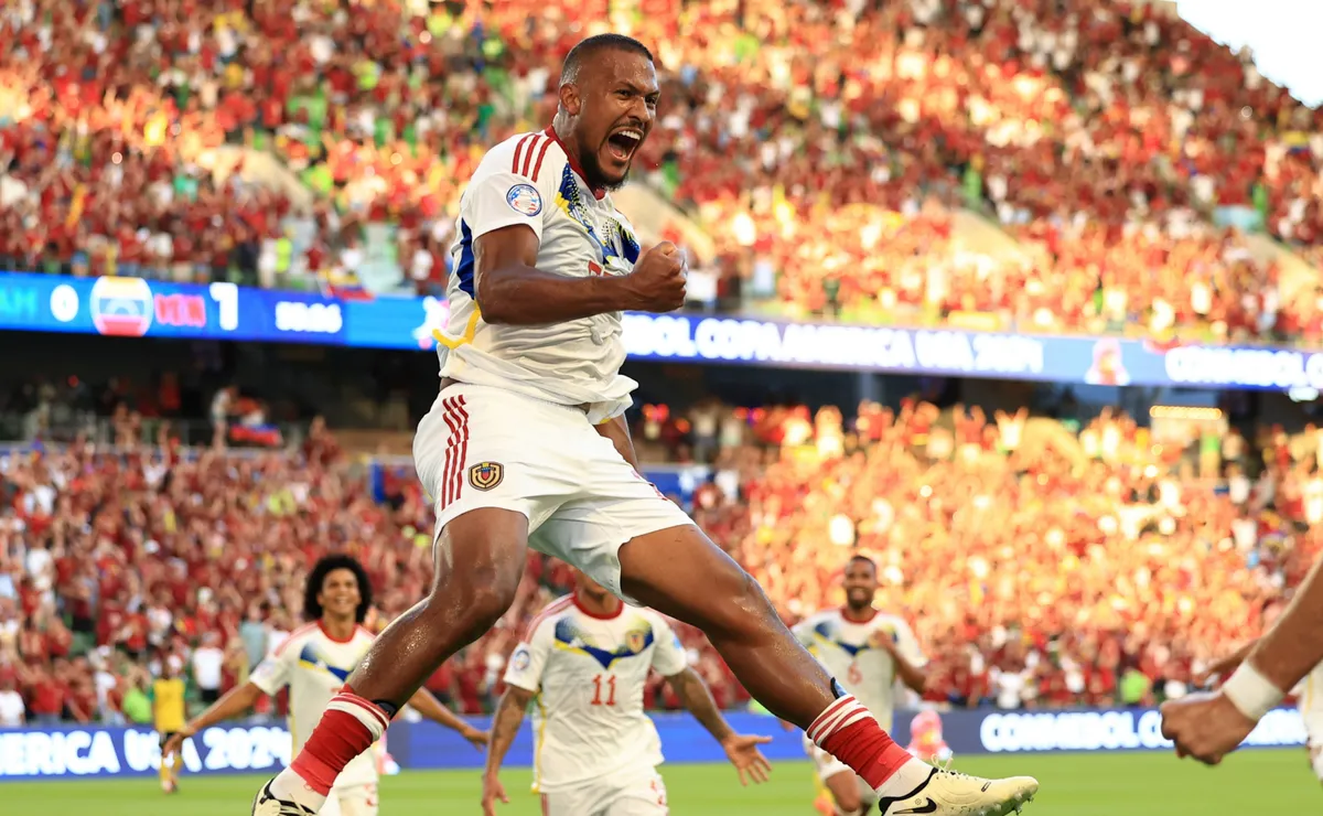 El exRiver, Salomón Rondón, grita el tanto de Venezuela.