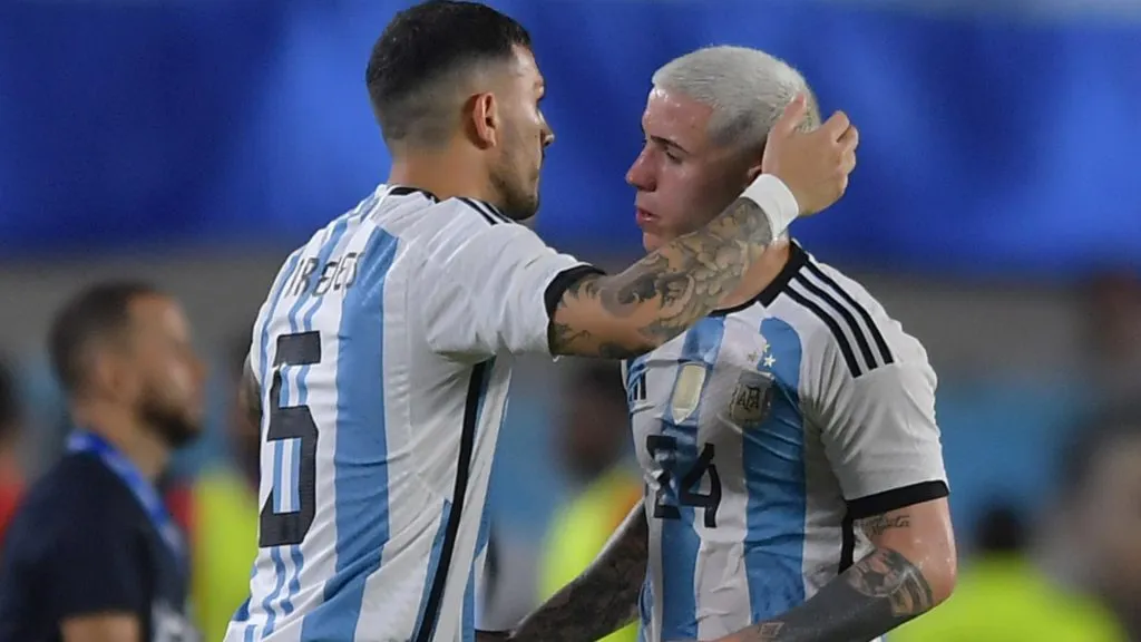 Paredes y Enzo Fernández pelean por un puesto.