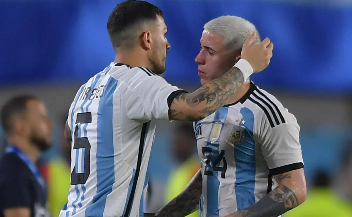 Paredes y Enzo Fernández pelean por un puesto.