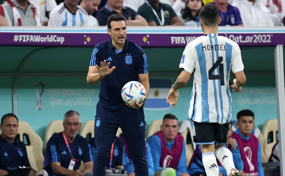 Scaloni, junto a Montiel.