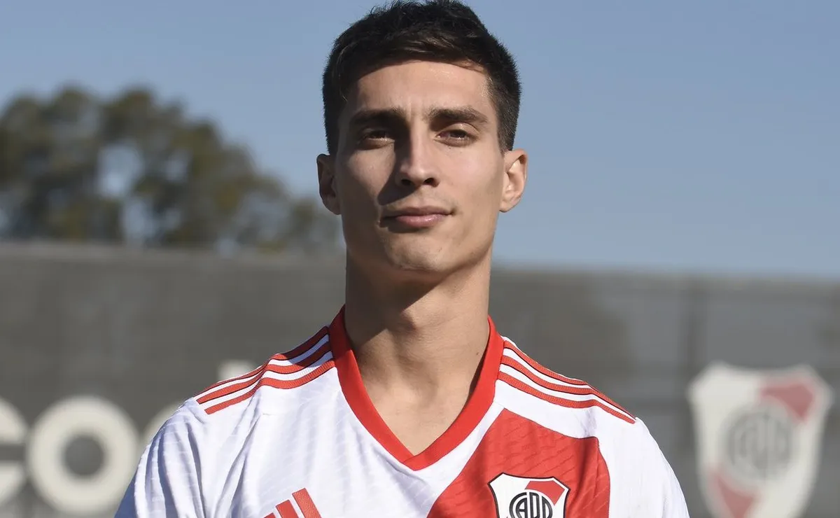Federico Gattoni finalmente se quedará en River a pelear por un lugar.