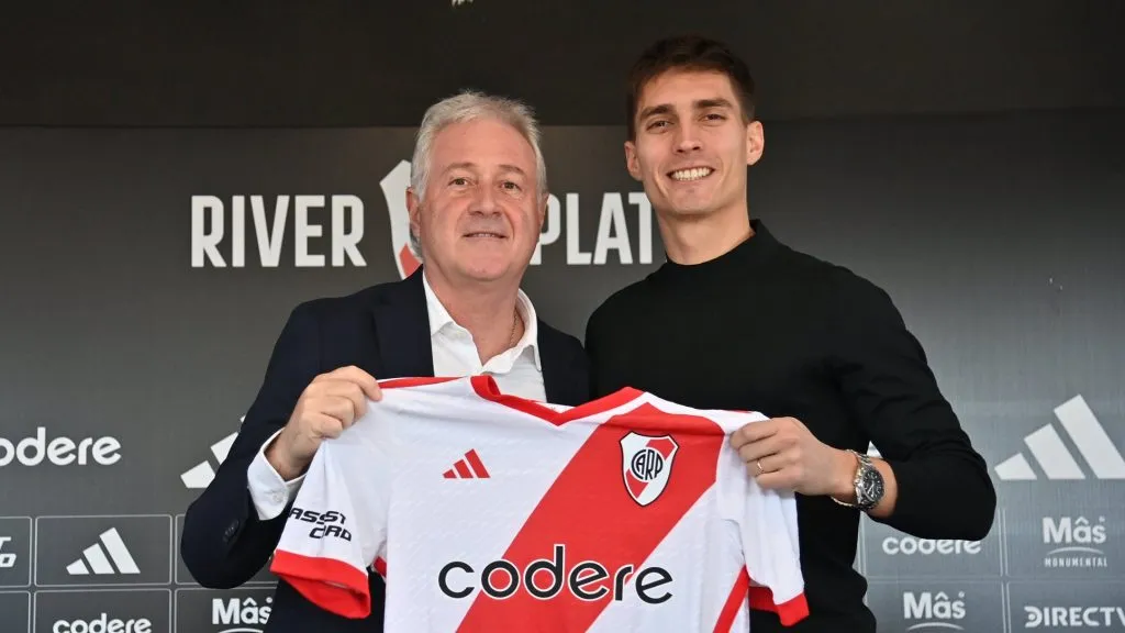 Gattoni firmó su contrato junto al vicepresidente Matías Patanian.