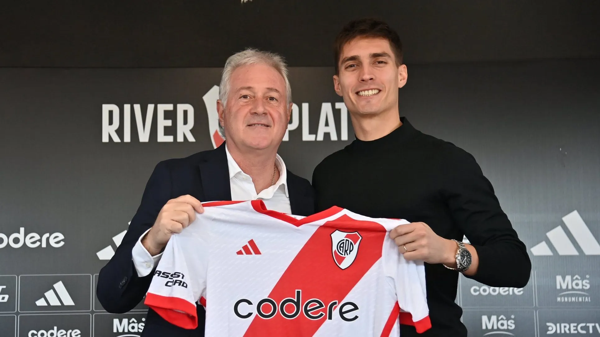 Cuando llegó, Gattoni firmó su contrato junto al vicepresidente Matías Patanian. (Prensa River)