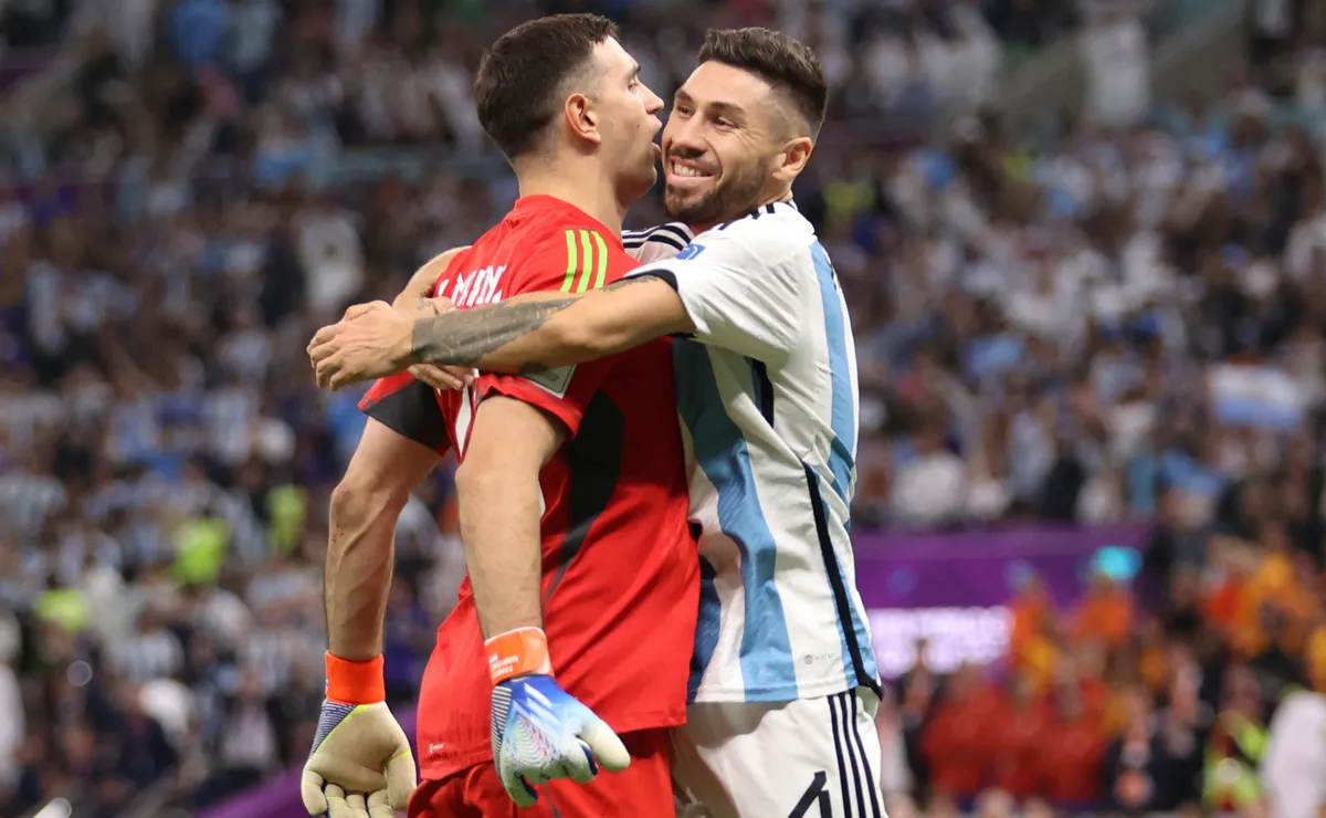 El Dibu Martínez y Montiel festejan.