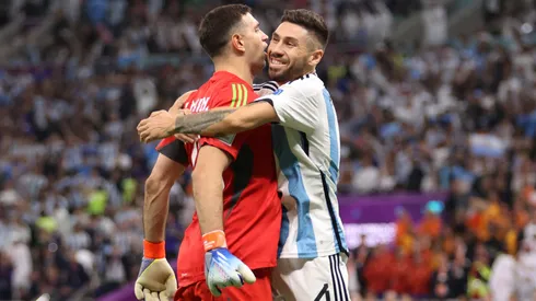 El Dibu Martínez y Montiel festejan.