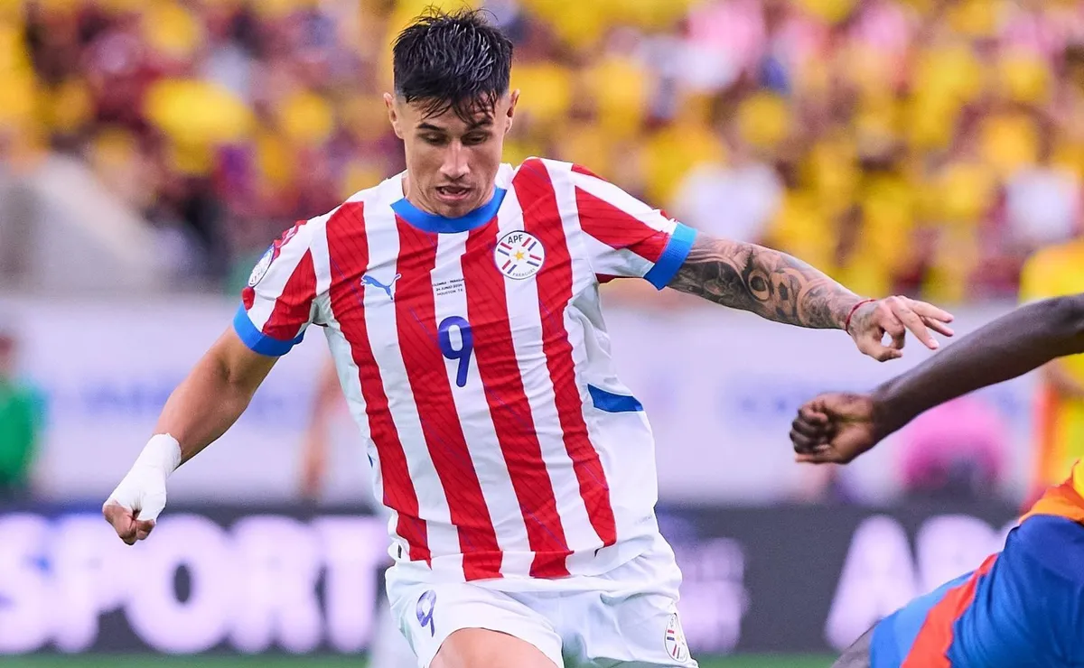 Adam Bareiro, el 9 de Paraguay ante Uruguay.