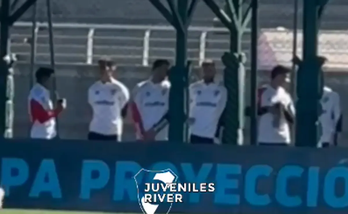 El plantel de River viendo a la Reserva antes de entrenar.