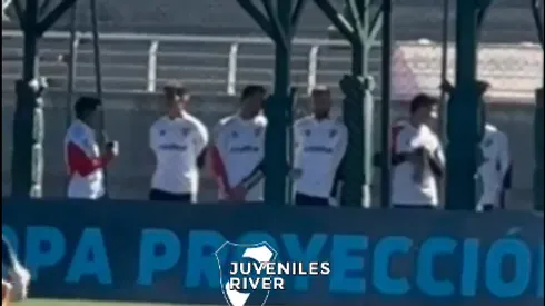 El plantel de River viendo a la Reserva antes de entrenar.