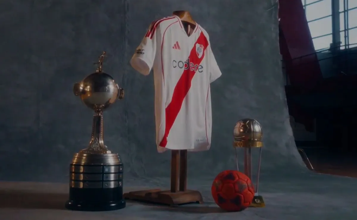 El lanzamiento de la camiseta llegó con un video homenaje.