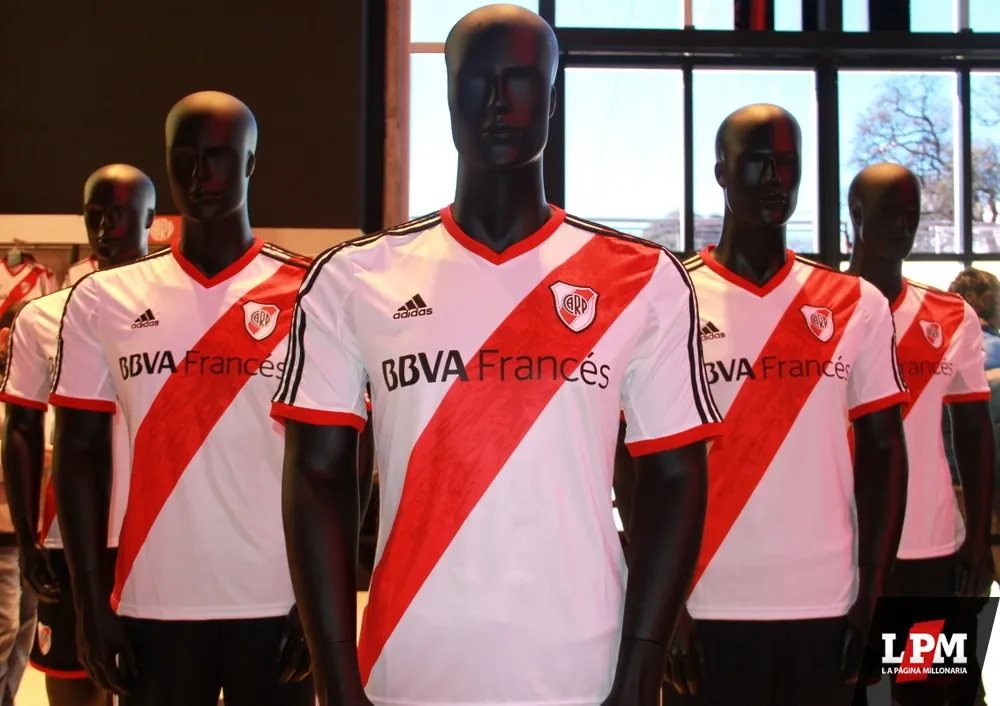 La camiseta de River en 2013/14 con dos títulos con Ramón.