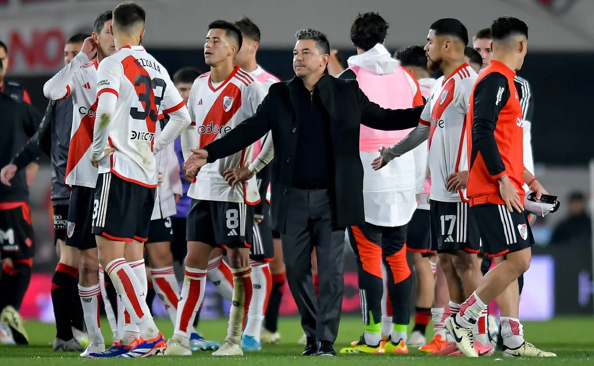 Gallardo piensa en el once ante Independiente.