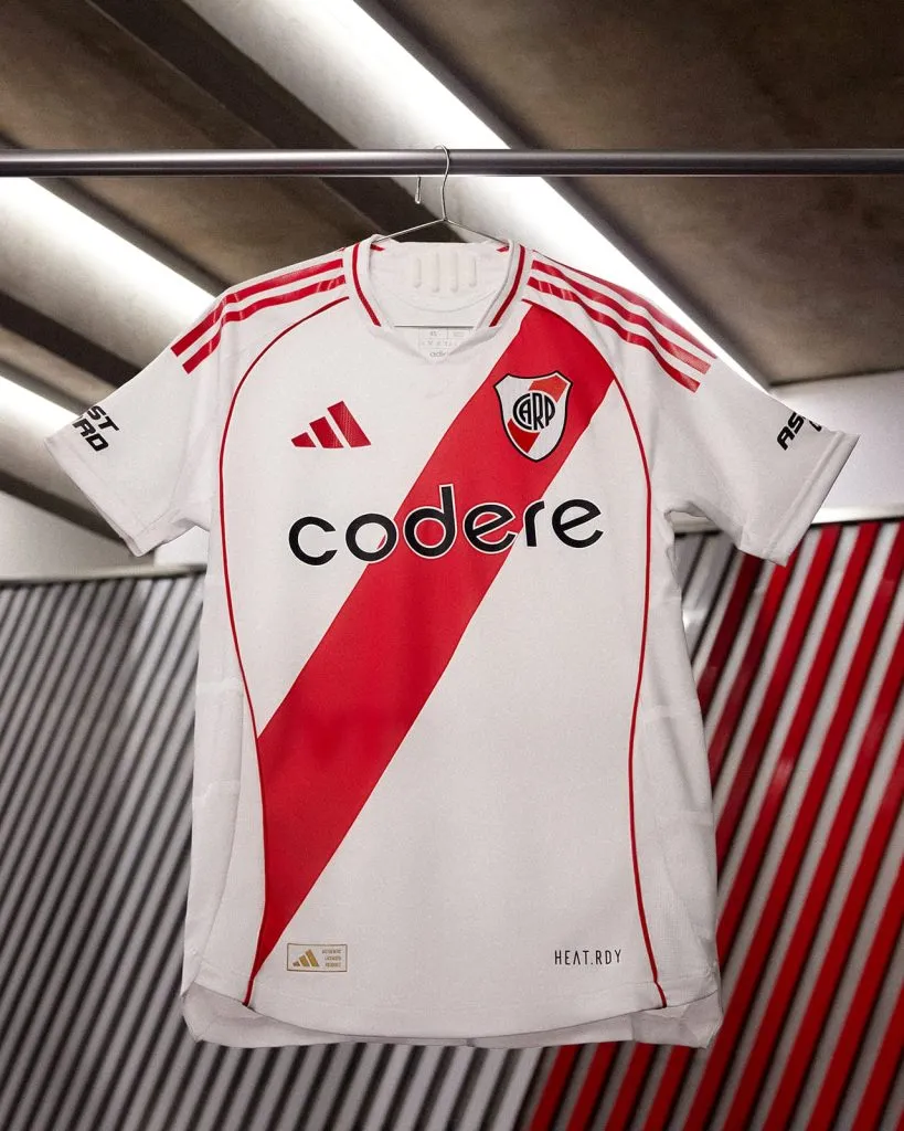 El frente de la camiseta. (Prensa River)