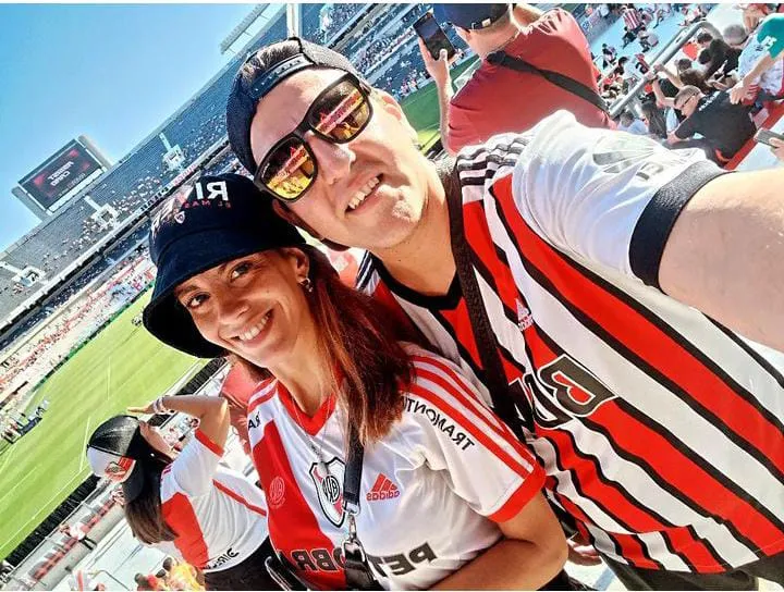 Gisela Zazzeraa y Martín Álbarez. Él le propuso casamiento en el Estadio Monumental.
