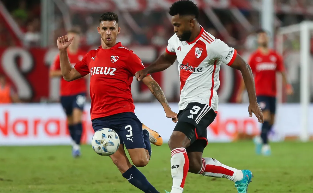River buscará despegar ante Independiente.